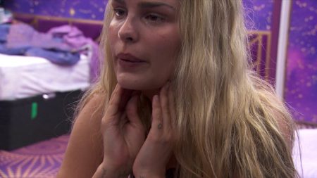 Yasmin Brunet fica aos prantos durante festa no BBB 2024 e revela motivo