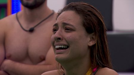 Beatriz é “abandonada” por brothers em festa no BBB 2024 e faz desabafo a aliados