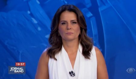 Adriana Araújo quebra protocolo da Band e dá opinião dura sobre caso Daniel Alves ao vivo