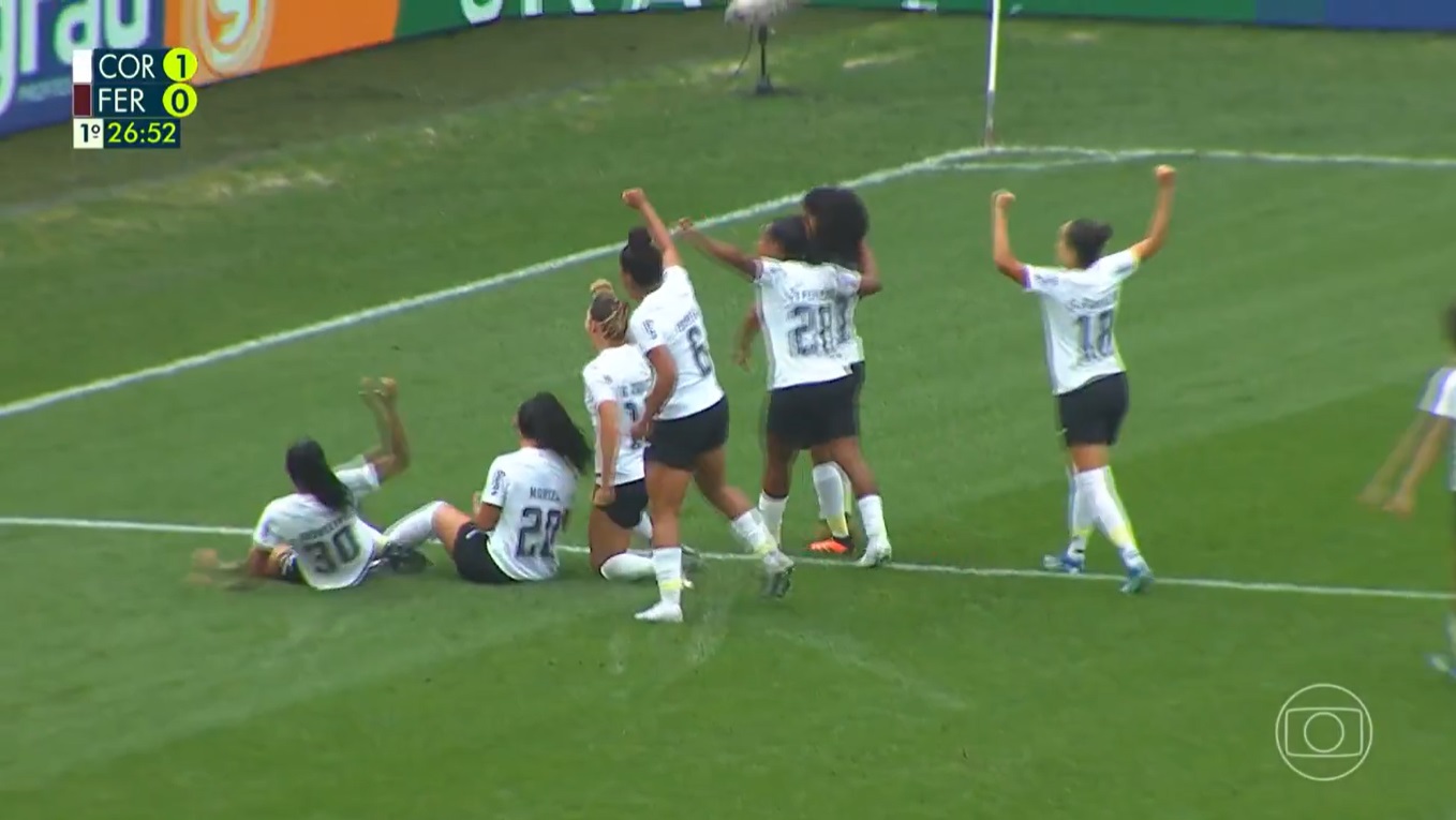 Com Corinthians feminino, Globo dá mais audiência do que goleada exibida pela Record