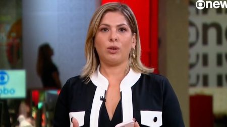 Após climão com jornalista ao vivo, Daniela Lima exibe prêmio e comemora em público