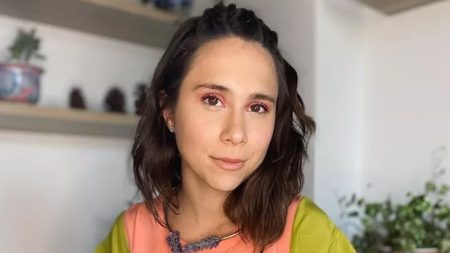 Daphne Bozaski se vira para aprender idioma para personagem em novela da Globo