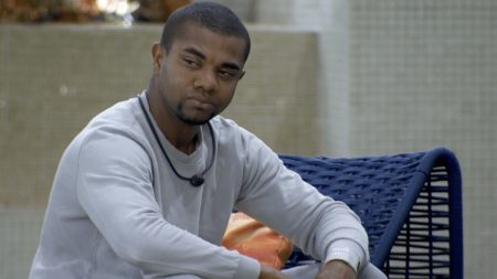 BBB 2024: Em momento raro, Davi surge aos prantos sozinho e faz desabafo: “Desacreditado”