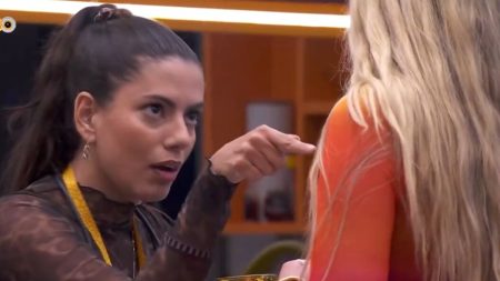 Fernanda surpreende Yasmin Brunet com resposta na lata no BBB 2024: “Problema seu”