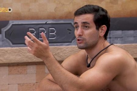 Matteus é pressionado no BBB 2024 sobre possibilidade de casal fora do jogo