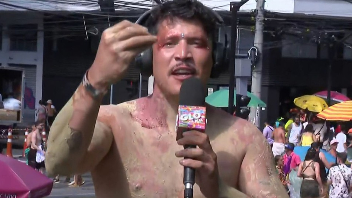Quebrou protocolo! Repórter da Globo tira a camisa e se suja de lama ao vivo