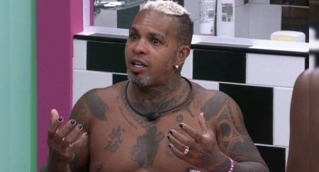 Rodriguinho reage após receber bolo e parabéns de Davi por aniversário no BBB 2024