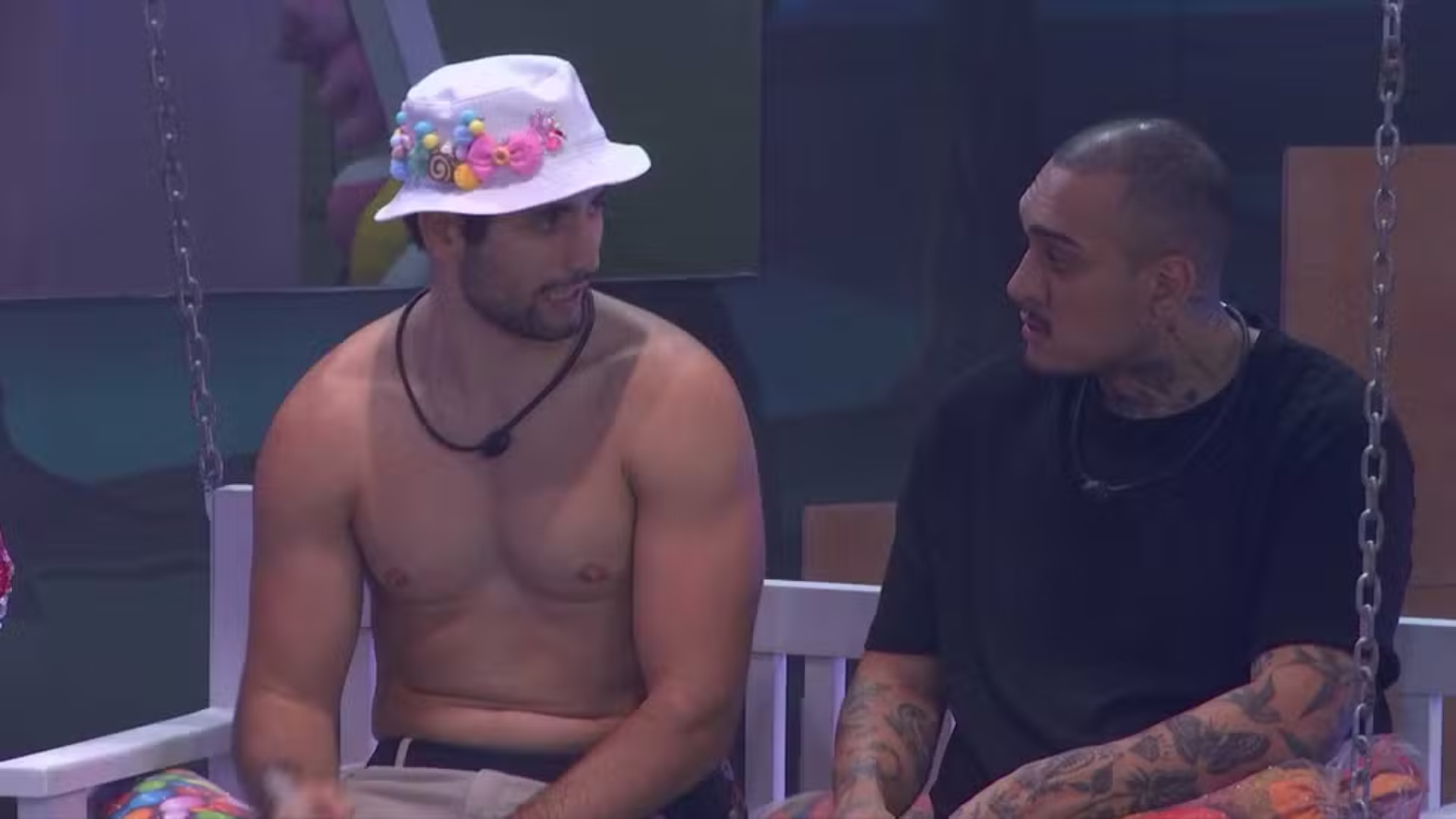 Matteus conversa com MC Bin Laden em festa do BBB 2024 (Imagem: Reprodução/Globo)