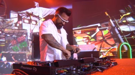 Big Fone tocou? Dennis DJ trola os participantes durante festa do BBB 2024 e Web se diverte