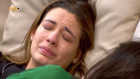 Beatriz cai no choro e fica inconsolável após consagração da liderança no BBB 2024