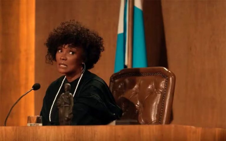 Isabel Fillardis como a juíza em Fuzuê