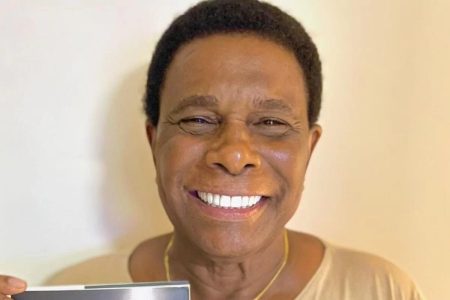 Neguinho da Beija-Flor se recusa entrar em estúdio da Globo no Carnaval e revela o motivo