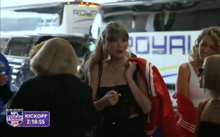 Taylor Swift empolga o público no Super Bowl ao chegar para acompanhar o namorado