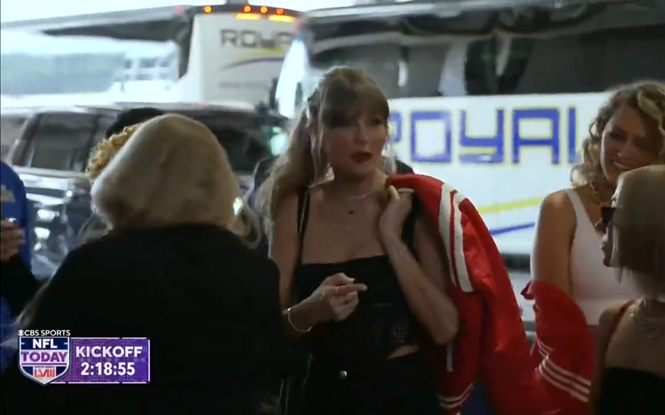 Taylor Swift empolga o público no Super Bowl ao chegar para acompanhar o namorado