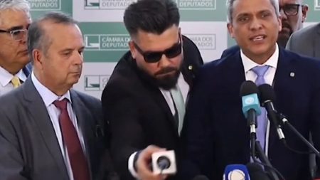 Bolsonarista pega microfone da Globo e joga no chão em coletiva de imprensa