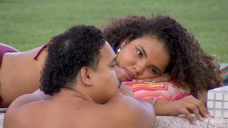 Lucas volta a flertar com Pitel no BBB 2024 e esposa xinga na web