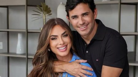 Nicole Bahls anuncia fim do namoro de dois anos e revela motivo