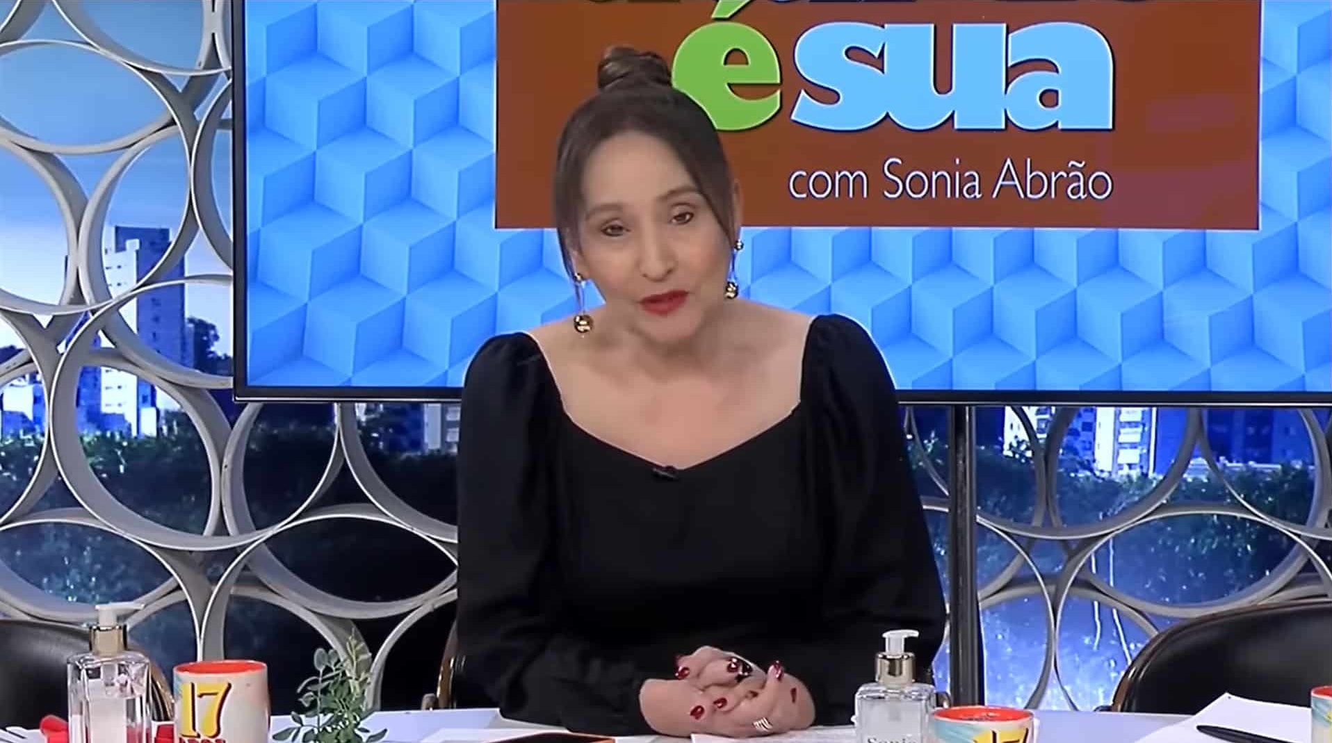 Sonia Abrão não segura as lágrimas ao lembrar de luta do filho contra a Covid-19