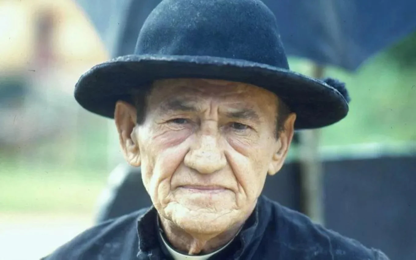 Jofre Soares, o padre Santo de Renascer em 1993