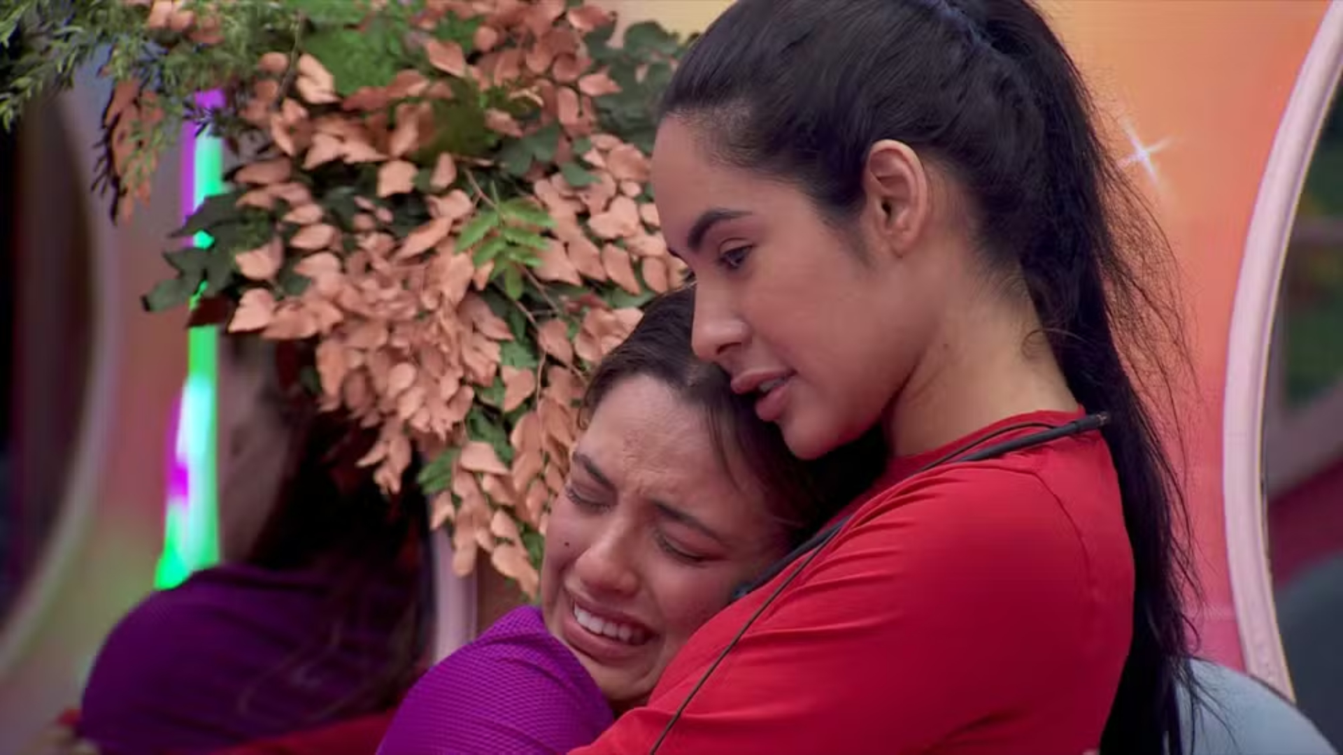 Isabelle conforta Beatriz após Sister ser colocada na mira (Imagem: Reprodução/Globo)