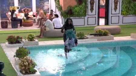 Caos no BBB 2024! Leidy Elin surta e joga roupas de Davi na piscina