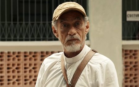 Padre Santo impressiona Inácia ao se entregar aos orixás antes da morte em Renascer