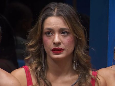 Após “chamada” de Tadeu Schmidt, Beatriz investe em outra fruta para roupa no BBB 2024