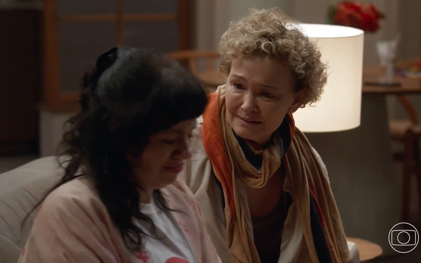 Carol recebe conselho da mãe sobre Natália e fica IMPACTADA em Elas por Elas
