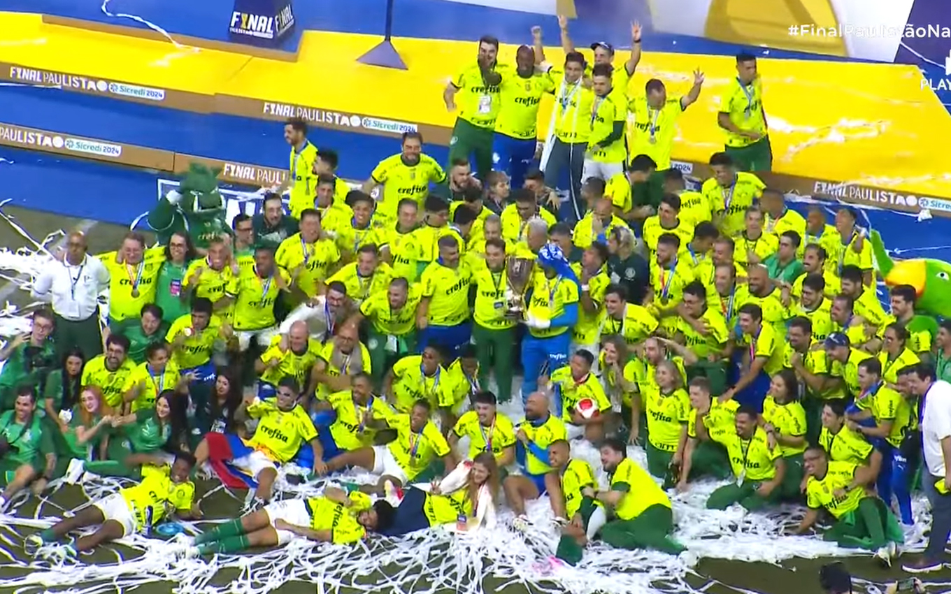 Equipe do Palmeiras celebrando mais um título na tela da Record