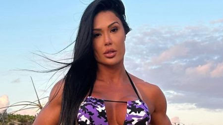 Gracyanne Barbosa pega ar e critica Belo por atitude no Domingão com Huck