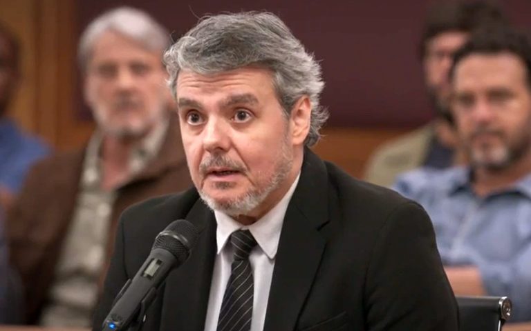 Roberto (Cassio Gabus Mendes) e Átila (Sergio Guizé) em Elas por Elas