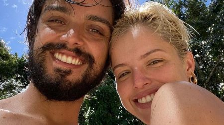 Atriz revela ter formado trisal com Agatha Moreira e Rodrigo Simas; saiba quem é