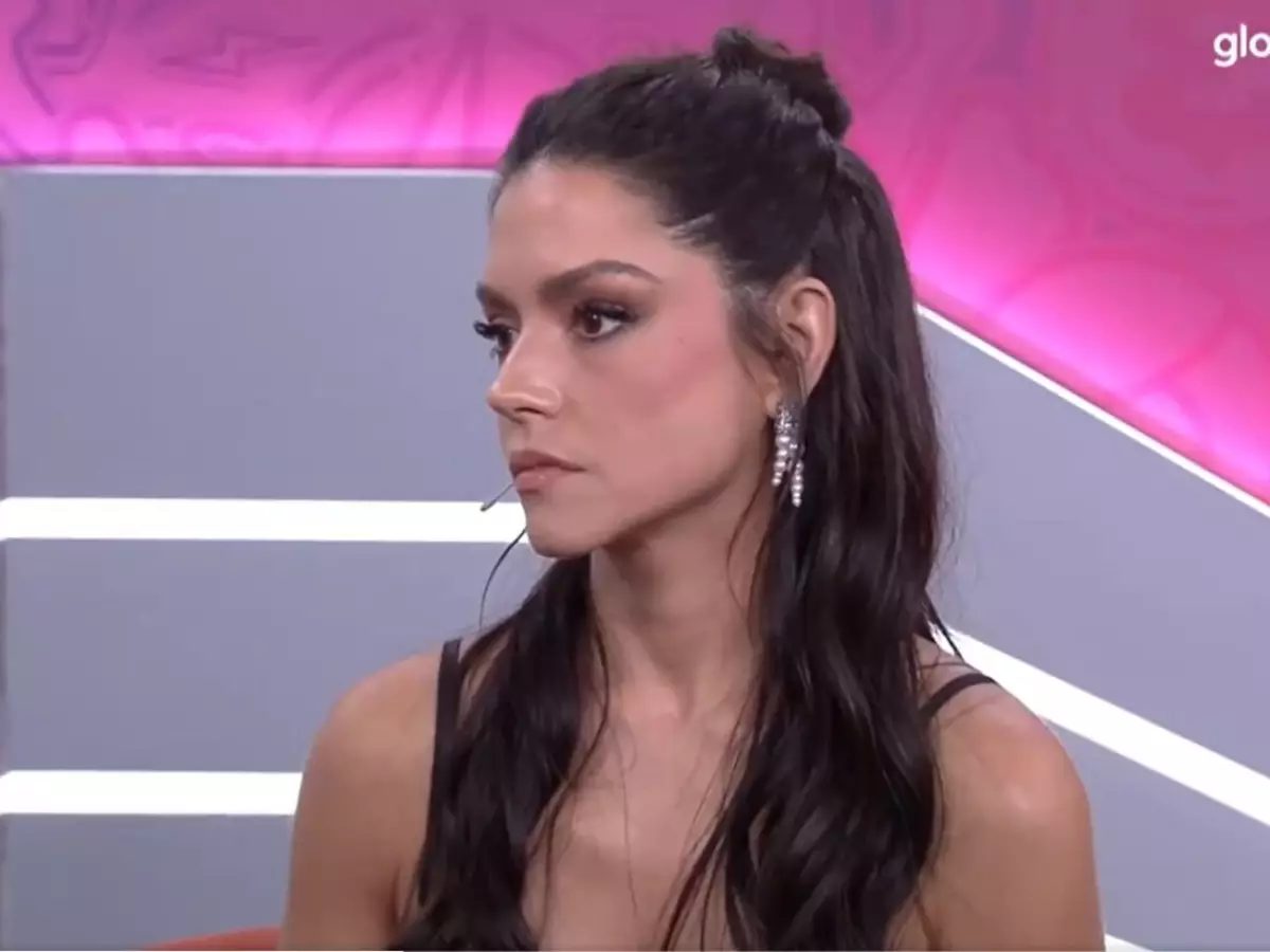 Thaís Fersoza é detonada após ficar no celular e séria durante entrevista com Fernanda, eliminada do BBB 2024