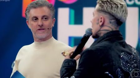 Luciano Huck aclama atitude de MC Daniel com garoto em semáforo e cantor desabafa: “Dor”