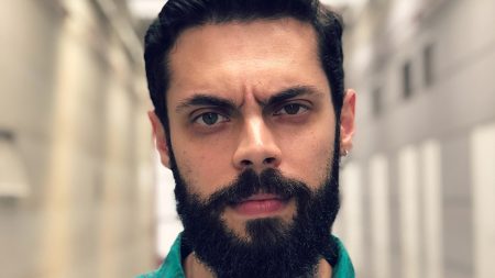 Cauê Fabiano deixa o RS às pressas e revela atitude da Globo após morte do pai