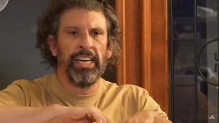 Milhem Cortaz revela que era espancado por avô por causa de jeito: “Afetuoso”