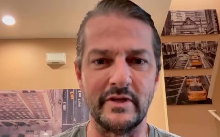 Marcelo Serrado enfrenta momento desesperador durante voo e explica detalhes: “Muito trabalho”