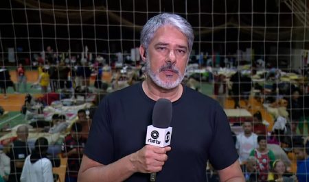 Mulher é flagrada em atitude inédita com William Bonner na escalada do Jornal Nacional