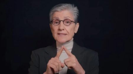 Cassia Kis faz vídeo forte antiaborto e tem passado exposto
