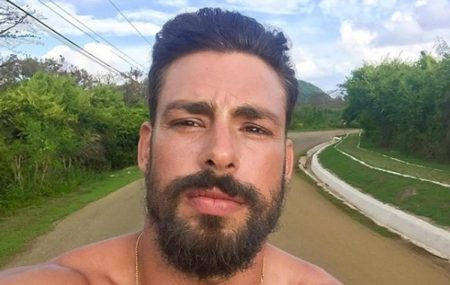 Cauã Reymond volta do trabalho e descobre que seus cachorros foram envenenados: “Crime absurdo”