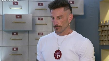 Participante de A Grande Conquista faz cocô na bermuda e passa vergonha