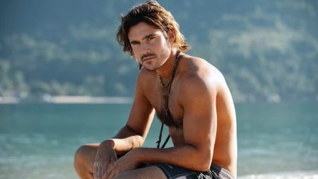 As imagens exclusivas de Nicolas Prattes como galã de Mania de Você
