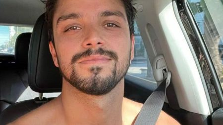 Bissexual assumido, Rodrigo Simas exalta importância de representar comunidade