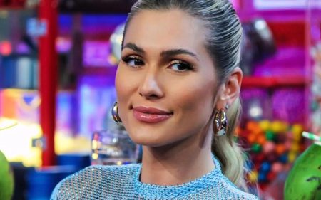 Lívia Andrade diz que ama Silvio Santos e alfineta filhas do apresentador