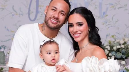 Filha de Neymar de 9 meses surge com roupinha de mais de R$ 3 mil