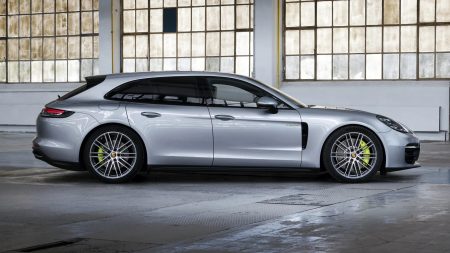 Ex-participante de A Grande Conquista esbanja Porsche de R$ 1 milhão; saiba quem é a famosa