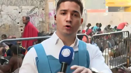 Repórter da Record é agredido no meio da rua ao vivo; veja