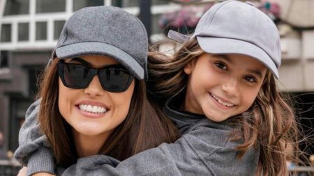 Deborah Secco faz safári com filha na África; descubra valores