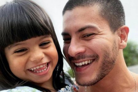Filha de Arthur Aguiar faz comentário polêmico e ator se desculpa em público