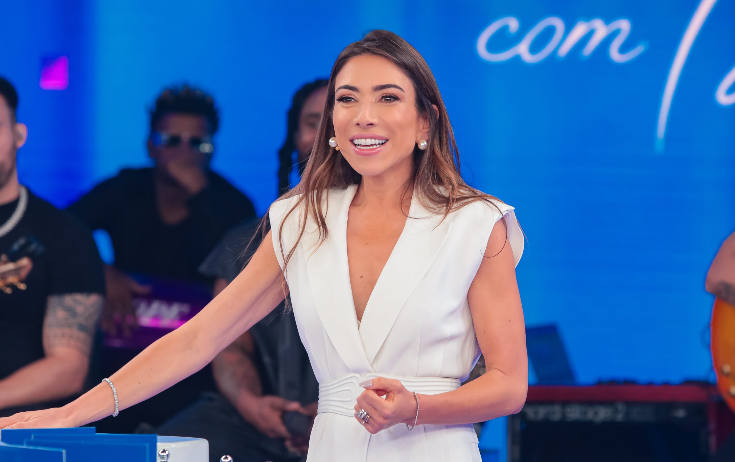 Patrícia Abravanel volta ao SBT e grava com Dilsinho; veja imagens